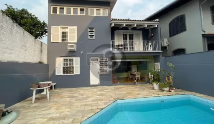 Casa com piscina e 4 quartos Estreito