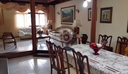 Excelente casa, 5 dormitórios em Coqueiros!