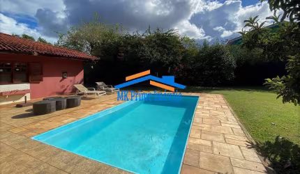 Chác Vale do Rio Cotia - TÉRREA, 3 suítes, lote plano, piscina e gourmet!