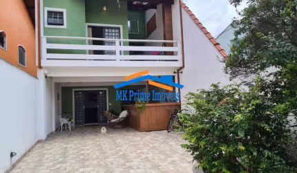 Lindo Sobrado à Venda – 4 Suítes, Hidromassagem e Churrasqueira.