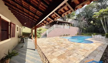 Cond Chácara dos Lagos - Térrea 3 suítes, anexo gourmet, piscina e pomar!