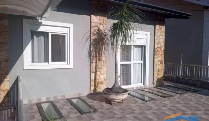 Casa Assobrada com 190m² de A.C, com 03 Quartos e 01 Suíte. JD. D´ ABRIL.
