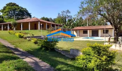 Chácara com 8500m² com 3 dormitórios sendo 1 suíte em Mairinque.