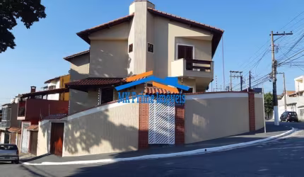 Sobrado Elegante e Moderno: 3 Suítes, Ar Condicionado e Acabamento de Alto.