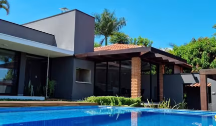 Linda Chácara em Condomínio Fechado, de 1.000m2, com  190m2 de área Construída, com Muito Verde no Vitassay em Boituva