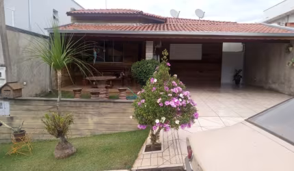 Linda Casa Térrea  de  220m²  de área Construída, e  Terreno de  250m2à venda no excelente  Condomínio  Jardim Sartorelli  em Iperó- SP.