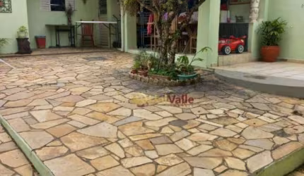 Casa com 3 dormitórios à venda, 198 m² por R$ 700.000,00 - Vila Jaboticabeira - Taubaté/SP