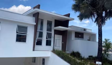 Residência Exclusiva com Luxuoso Jardim e Ampla Área de Entretenimento no Condomínio Ibiti do Paço