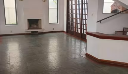 Espaçosa Casa à Venda em Alphaville - 3 Suítes e Lazer Completo