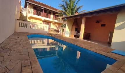 Casa à venda, com Piscina próximo ao Centro na Vila Maria em Botucatu-SP