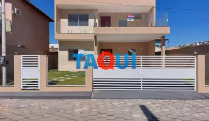 Casa duplex com 4 quartos, sendo 2 suítes. Piscina com deck molhado. Cabo Frio