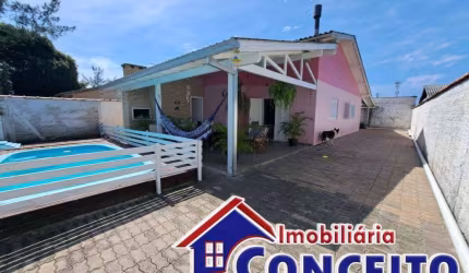 C540 - Excelente residência com piscina a 550 metros do mar