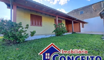 C633 - Residência de madeira em excelente localização no balneário Albatroz