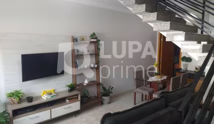 Sobrado em condomínio fechado com 3 dormitórios sendo 1 suíte na Vila Rosa