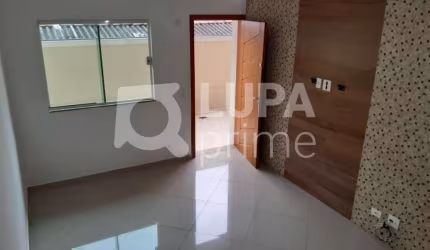 Casa em Condomínio Fechado com 2 dormitórios e 3 banheiros na Vila Isolina Mazzei