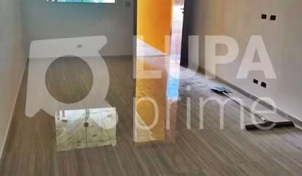 CASA COM 3 QUARTOS E 2 VAGAS DE GARAGEM À VENDA NA VILA SABRINA