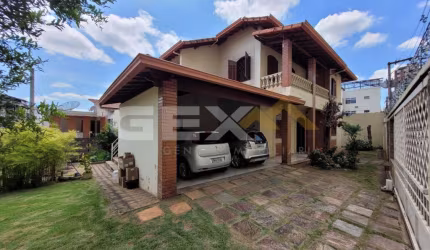 Casa com 04 quartos e quintal no Centro