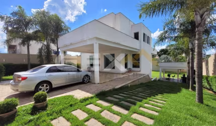 Casa no bairro Belvedere com Espaço Gourmet e Lote de 945m²