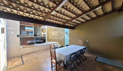 Casa localizada no bairro Manoel Valinhas