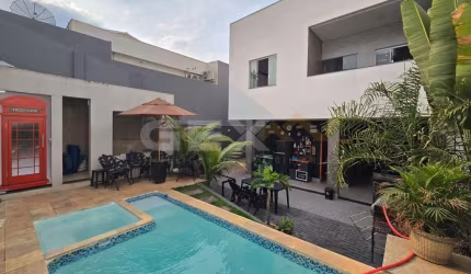 Casa à venda no Centro, 4 quartos sendo 2 suítes e área gourmet com piscina.