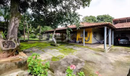 Casa à venda no bairro Jardim Candelária, 4 quartos e 3 vagas.