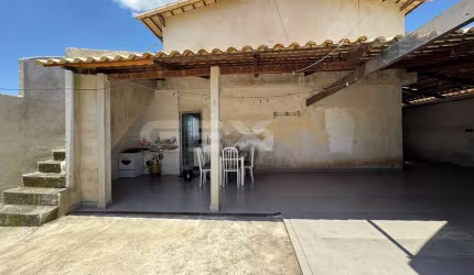 Casa à venda de 2 pavimentos no bairro Rancho Alegre.