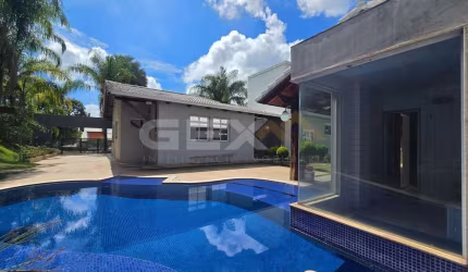 Casa de condomínio à venda, 4 quartos todos suítes e 1 master com closet.