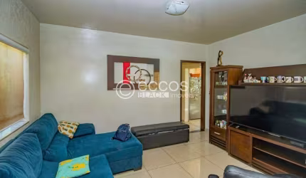 Casa à venda, 4 quartos, 2 suítes, 4 vagas, Saraiva - Uberlândia/MG