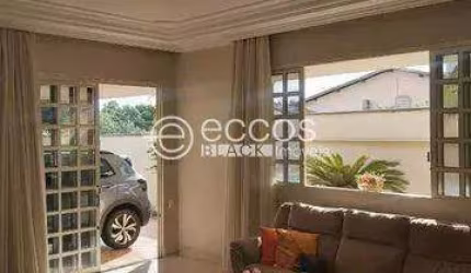 Casa à venda, 5 quartos, 1 suíte, 2 vagas, Vigilato Pereira - Uberlândia/MG
