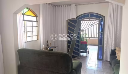 Casa à venda, 3 quartos, 1 suíte, 3 vagas, Custódio Pereira - Uberlândia/MG