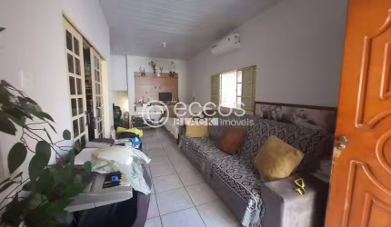 Casa à venda, 3 quartos, 1 suíte, 6 vagas, Tabajaras - Uberlândia/MG