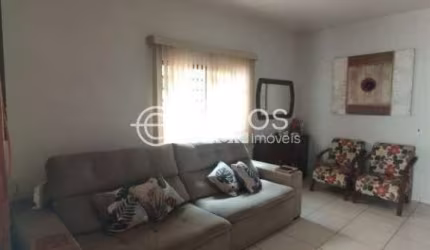 Casa à venda, 3 quartos, 1 suíte, 2 vagas, Santa Mônica - Uberlândia/MG