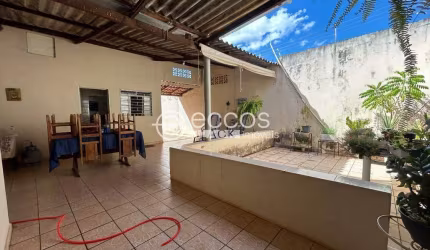 Casa à venda, 3 quartos, 5 vagas, Planalto - Uberlândia/MG