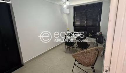 Casa à venda, 3 quartos, 1 suíte, 2 vagas, Marta Helena - Uberlândia/MG
