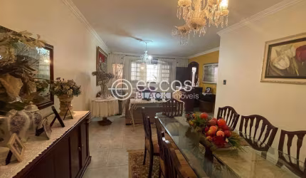 Casa à venda, 4 quartos, 1 suíte, 2 vagas, Aclimação - Uberlândia/MG