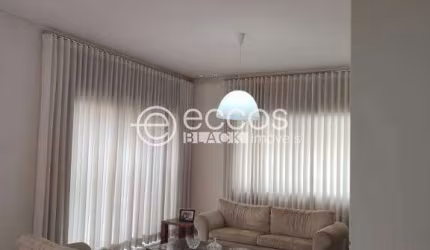 Casa à venda, 3 quartos, 1 suíte, 2 vagas, Centro - Uberlândia/MG