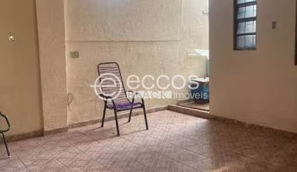 Casa à venda, 3 quartos, 1 suíte, 1 vaga, Centro - Uberlândia/MG