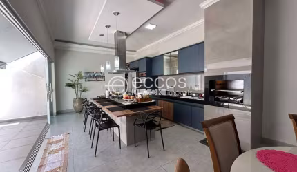 Casa à venda, 3 quartos, 1 suíte, 6 vagas, Santa Rosa - Uberlândia/MG