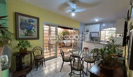 Casa à venda, 3 quartos, 1 suíte, 4 vagas, Saraiva - Uberlândia/MG