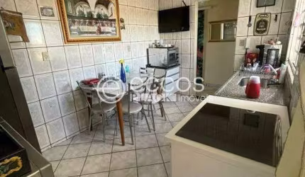 Casa para aluguel, 3 quartos, 1 suíte, 2 vagas, Nossa Senhora das Graças - Uberlândia/MG