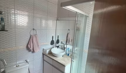 Sobrado de condomínio com 2 vagas e suíte