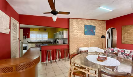 CASA COM 7 DORMITÓRIOS NA PRAIA GRANDE.