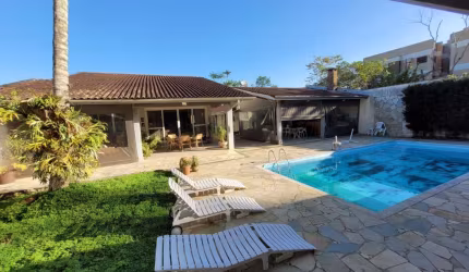 Casa mais suítes privadas e terreno a 250m da praia da Enseada à venda