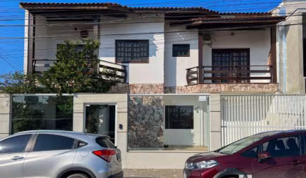 Casa com piscina mobiliada e equipada com 1 suíte e 3 dormitórios no bairro Cordeiros em Itajaí