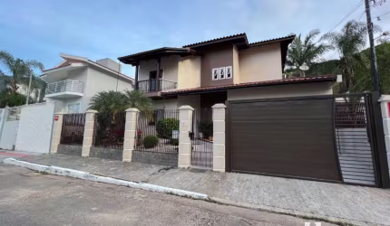 Casa com elevador e piscina no bairro Ressacada em Itajaí
