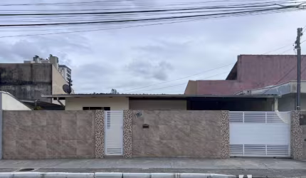 Casa com 1 suíte e 3 dormitórios no bairro São João em Itajaí