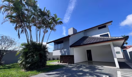 Casa com piscina e 4 suítes no bairro Dom Bosco em Itajaí