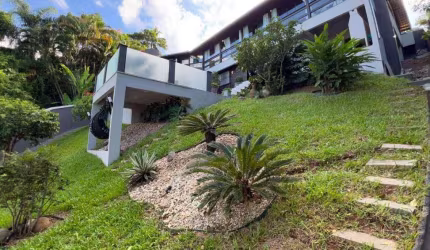 Casa com piscina e 3 suítes + 1 dormitório no bairro Fazenda em Itajaí