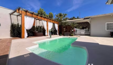 Casa mobiliada com piscina e 1 suíte + 2  demi-suítes no bairro Itaipava em Itajaí