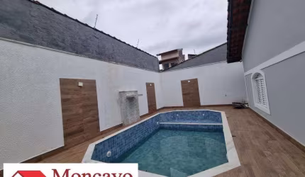 Casa com 4 suítes, piscina, varanda e dois ambientes de sala.